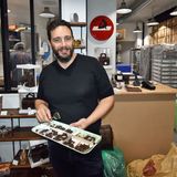 Die besondere Chocolaterie mit einem guten Zweck: Inhaber Stephane Petillion hat seinen IT-Job an den Nagel gehängt und das Schokoladenhandwerk erlernt. In seiner Les Copains de Bastien wird vom Rösten der Kakaobohnen über das Conchieren und Konfektionieren alles selbst gemacht. Inzwischen beschäftigt er sieben Leute, die zuvor obdachlos waren.