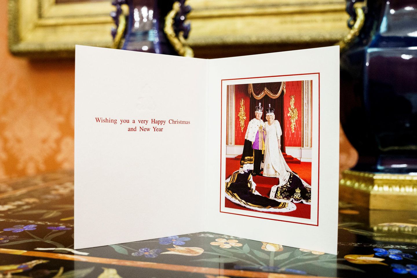 Fotografie: Deutlich staatstragender ist dagegen das offizielle Foto von König Charles III. aus diesem Jahr. Am 6. Mai 2023 fand die offizielle Krönung statt. Wenig überraschend wählt der Monarch ein Foto von diesem Tag als Motiv für die offizielle Weihnachtskarte von ihm und seiner Frau Camilla. Die Königsgemahlin trägt ein Kleid, das der britische Designer Bruce Oldfield anlässlich der Krönung entworfen hat. Charles unterstreicht seinen neuen Rang mit einer Robe aus violettem Seidensamt mit Goldstickerei, die 1937 bereits König Georg VI. getragen hat. Deutlich staatstragender ist dagegen das offizielle Foto von König Charles III. aus diesem Jahr. Am 6. Mai 2023 fand die offizielle Krönung statt. Wenig überraschend wählt der Monarch ein Foto von diesem Tag als Motiv für die offizielle Weihnachtskarte von ihm und seiner Frau Camilla. Die Königsgemahlin trägt ein Kleid, das der britische Designer Bruce Oldfield anlässlich der Krönung entworfen hat. Charles unterstreicht seinen neuen Rang mit einer Robe aus violettem Seidensamt mit Goldstickerei, die 1937 bereits König Georg VI. getragen hat.