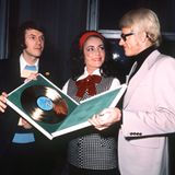 Die Markenzeichen Haarschnitt und Sonnenbrille und sind so zeitlos wie Heinos Hits: "Karamba, Karacho, ein Whisky", "Blau blüht der Enzian", "Schwarzbraun ist die Haselnuss", "Die Schwarze Barbara" oder "Ja, ja die Katja, die hat ja" waren Lieder, die in den 70er und 80er Jahren in Partykellern in der ganzen Republik gespielt wurden. Über 1200 Lieder veröffentlichte Heino bislang. Das Bild von 1972 zeigt ihn bei der Übergabe einer Schallplatte an Hollywood-Star Elizabeth Taylor.