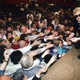 1990 ging der Volksmusiksänger Heino auf seine erste Tournee durch die ehemalige DDR – und wurde auch im Osten Deutschlands (im Bild in Suhl) von Fans umschwärmt. 
