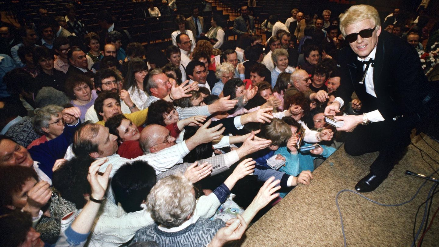 1990 ging der Volksmusiksänger Heino auf seine erste Tournee durch die ehemalige DDR – und wurde auch im Osten Deutschlands (im Bild in Suhl) von Fans umschwärmt. 
