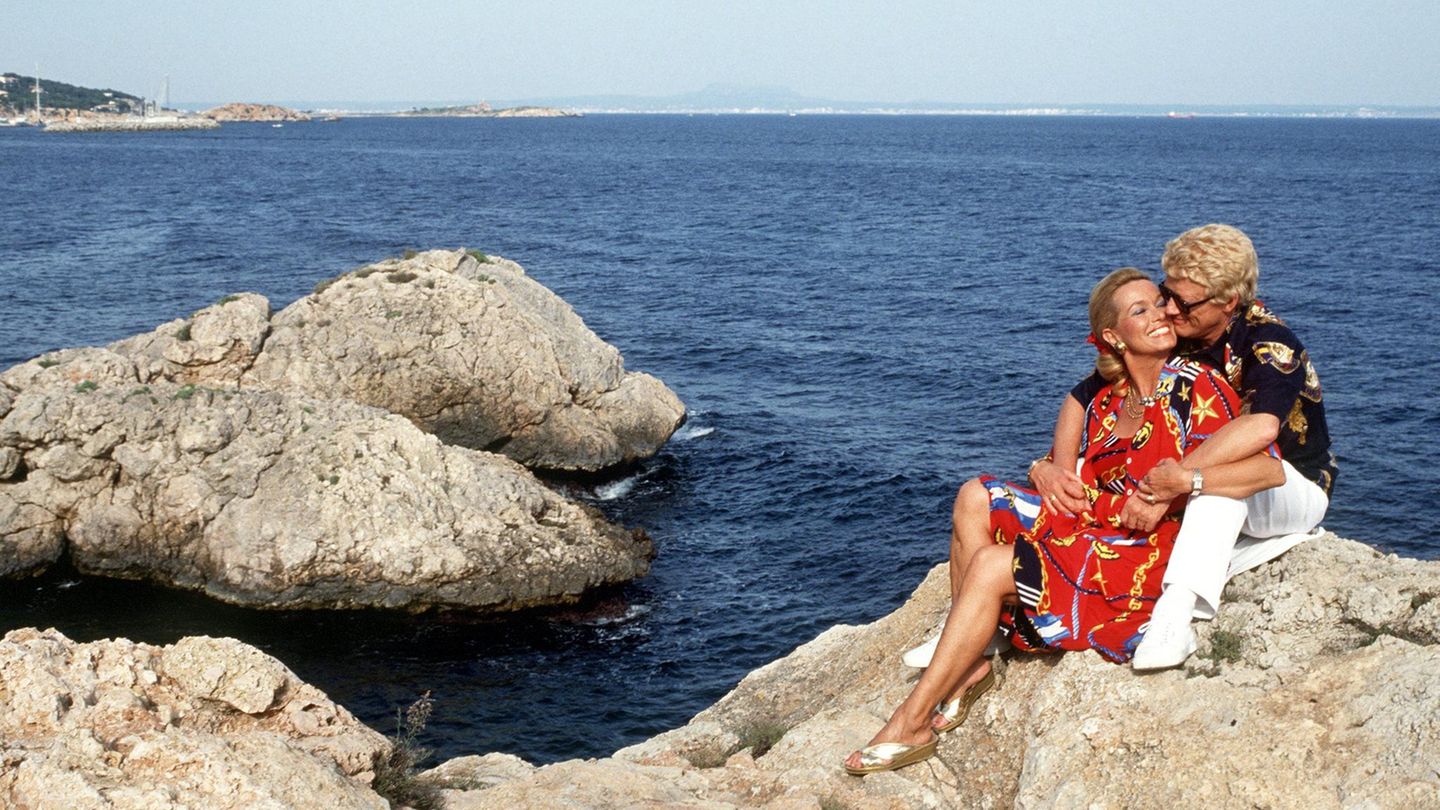 Das Bild zeigt das Paar 1990 im Mallorca-Urlaub: "Wenn ich so nachdenke, fällt mir in diesen 44 Jahren kein Moment ein, in dem wir gestritten hätten", so der Sänger nach dem Tod seiner Frau