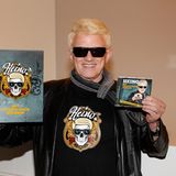 Sein erstes und einziges Nummer-eins-Album in den Charts gelingt Heino jedoch erst 2013. Als 74-Jähriger stürmt er mit dem kontrovers besprochenen Werk "Mit freundlichen Grüßen", für das er sich mit Coverversionen populärer Hits als Deutschrocker neu erfindet, an die Spitze der Rangliste.