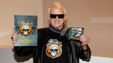 Sein erstes und einziges Nummer-eins-Album in den Charts gelingt Heino jedoch erst 2013. Als 74-Jähriger stürmt er mit dem kontrovers besprochenen Werk "Mit freundlichen Grüßen", für das er sich mit Coverversionen populärer Hits als Deutschrocker neu erfindet, an die Spitze der Rangliste.
