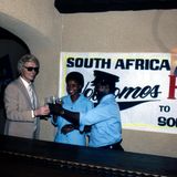 Immer wieder polarisierte Heino im Laufe seines Lebens auch: So sang er für eine Tonträgeraufnahme die erste Strophe der deutschen Nationalhymne ein. Auch ging er zu Zeiten des Künstlerboykotts während der Apartheid auf Tournee durch Südafrika. Das Bild zeigt ihn bei der Ankunft am Flughafen von Kapstadt im Jahr 1982