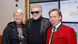 Wie in den vergangenen Jahren gemeinsam mit Hannelore will Heino nun auch als Witwer bei seinem Manager Helmut Werner (rechts im Bild, ganz links die österreichische Verteidigungsministerin Klaudia Tanner), dessen Frau und deren Kleinkind in der Steiermark das Weihnachtsfest feiern. Das Aufgehobensein in dieser Familie und auch seine Fans würden ihm viel Kraft geben – mehr als 2000 Beileidsbekundungen bekam Heino nach eigenen Worten.