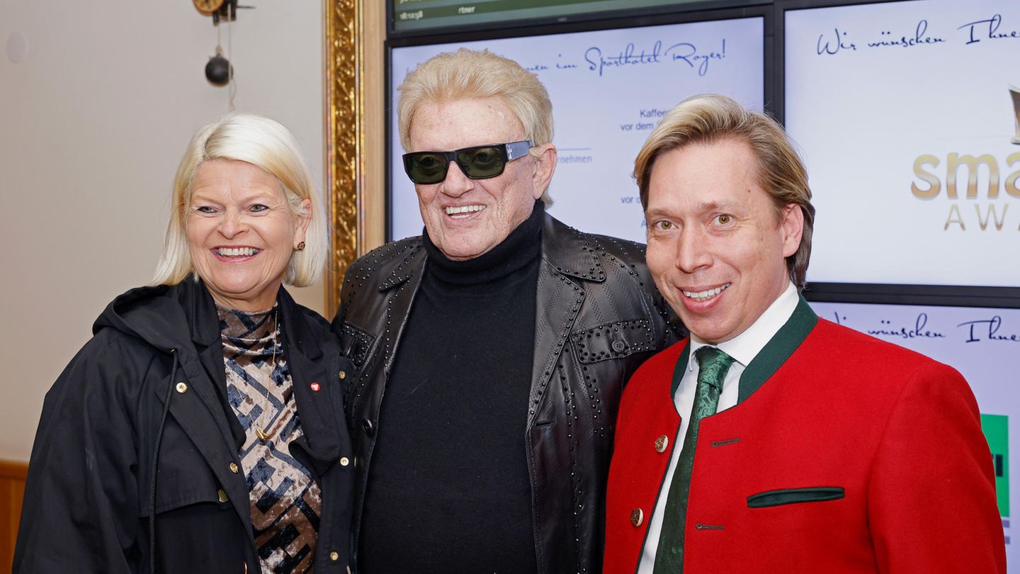 Bilder aus seinem Leben: Wie in den vergangenen Jahren gemeinsam mit Hannelore will Heino nun auch als Witwer bei seinem Manager Helmut Werner (rechts im Bild, ganz links die österreichische Verteidigungsministerin Klaudia Tanner), dessen Frau und deren Kleinkind in der Steiermark das Weihnachtsfest feiern. Das Aufgehobensein in dieser Familie und auch seine Fans würden ihm viel Kraft geben – mehr als 2000 Beileidsbekundungen bekam Heino nach eigenen Worten. Wie in den vergangenen Jahren gemeinsam mit Hannelore will Heino nun auch als Witwer bei seinem Manager Helmut Werner (rechts im Bild, ganz links die österreichische Verteidigungsministerin Klaudia Tanner), dessen Frau und deren Kleinkind in der Steiermark das Weihnachtsfest feiern. Das Aufgehobensein in dieser Familie und auch seine Fans würden ihm viel Kraft geben – mehr als 2000 Beileidsbekundungen bekam Heino nach eigenen Worten.