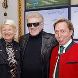 Wie in den vergangenen Jahren gemeinsam mit Hannelore will Heino nun auch als Witwer bei seinem Manager Helmut Werner (rechts im Bild, ganz links die österreichische Verteidigungsministerin Klaudia Tanner), dessen Frau und deren Kleinkind in der Steiermark das Weihnachtsfest feiern. Das Aufgehobensein in dieser Familie und auch seine Fans würden ihm viel Kraft geben – mehr als 2000 Beileidsbekundungen bekam Heino nach eigenen Worten.
