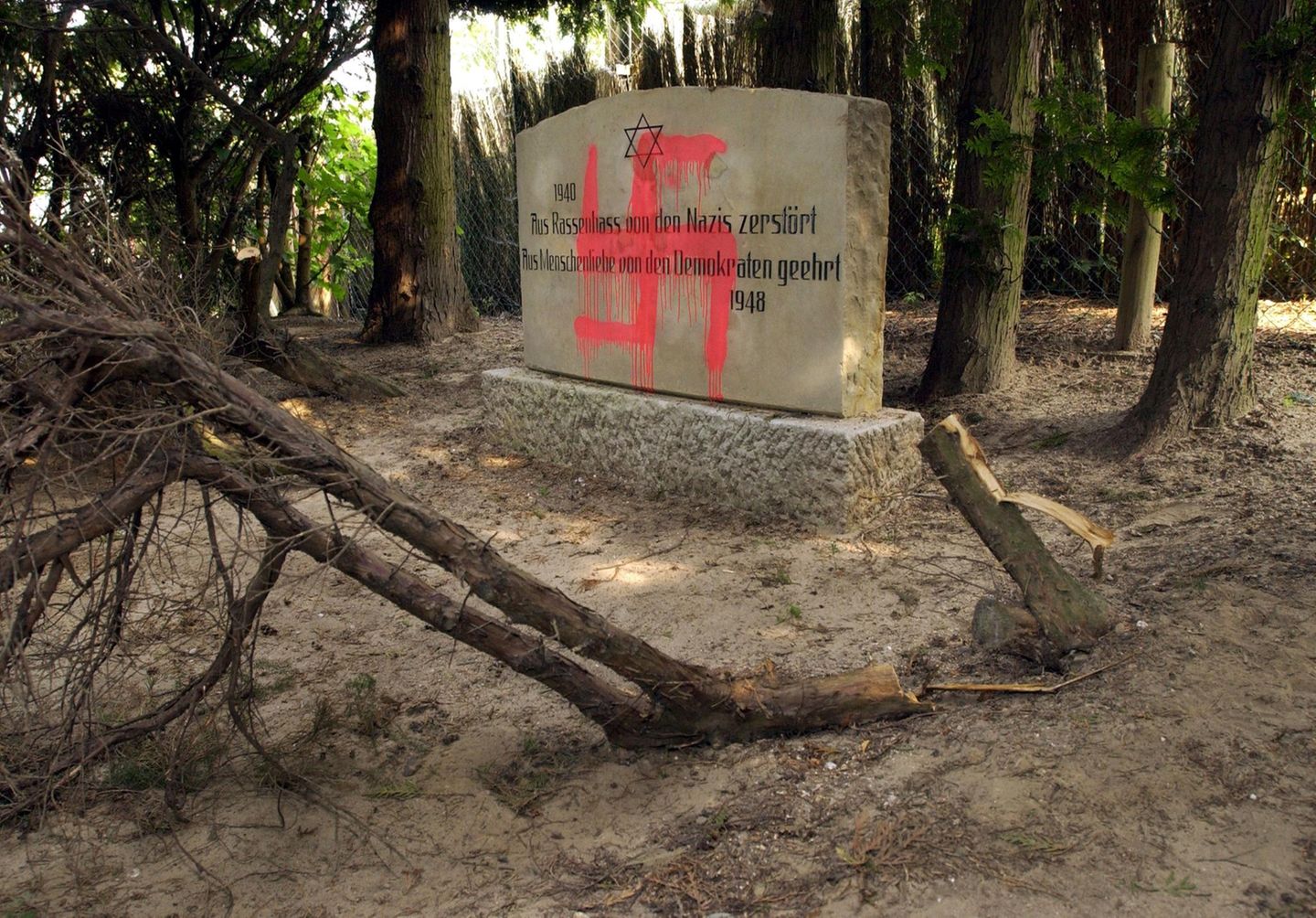 Mal ist es eine Schmiererei, mal kommt es zu Gewalt: ein geschändeter Gedenkstein auf einem jüdischen Friedhof in Grevesmühlen