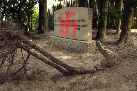 Mal ist es eine Schmiererei, mal kommt es zu Gewalt: ein geschändeter Gedenkstein auf einem jüdischen Friedhof in Grevesmühlen