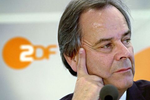 Der ehemalige Intendant des Zweiten Deutschen Fernsehens (ZDF), Dieter Stolte, vor dem Logo der Sendeanstalt