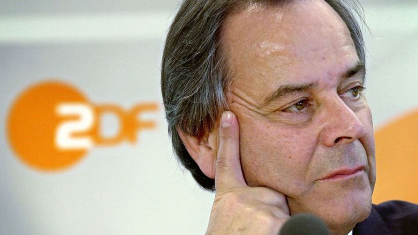 Der ehemalige Intendant des Zweiten Deutschen Fernsehens (ZDF), Dieter Stolte, vor dem Logo der Sendeanstalt