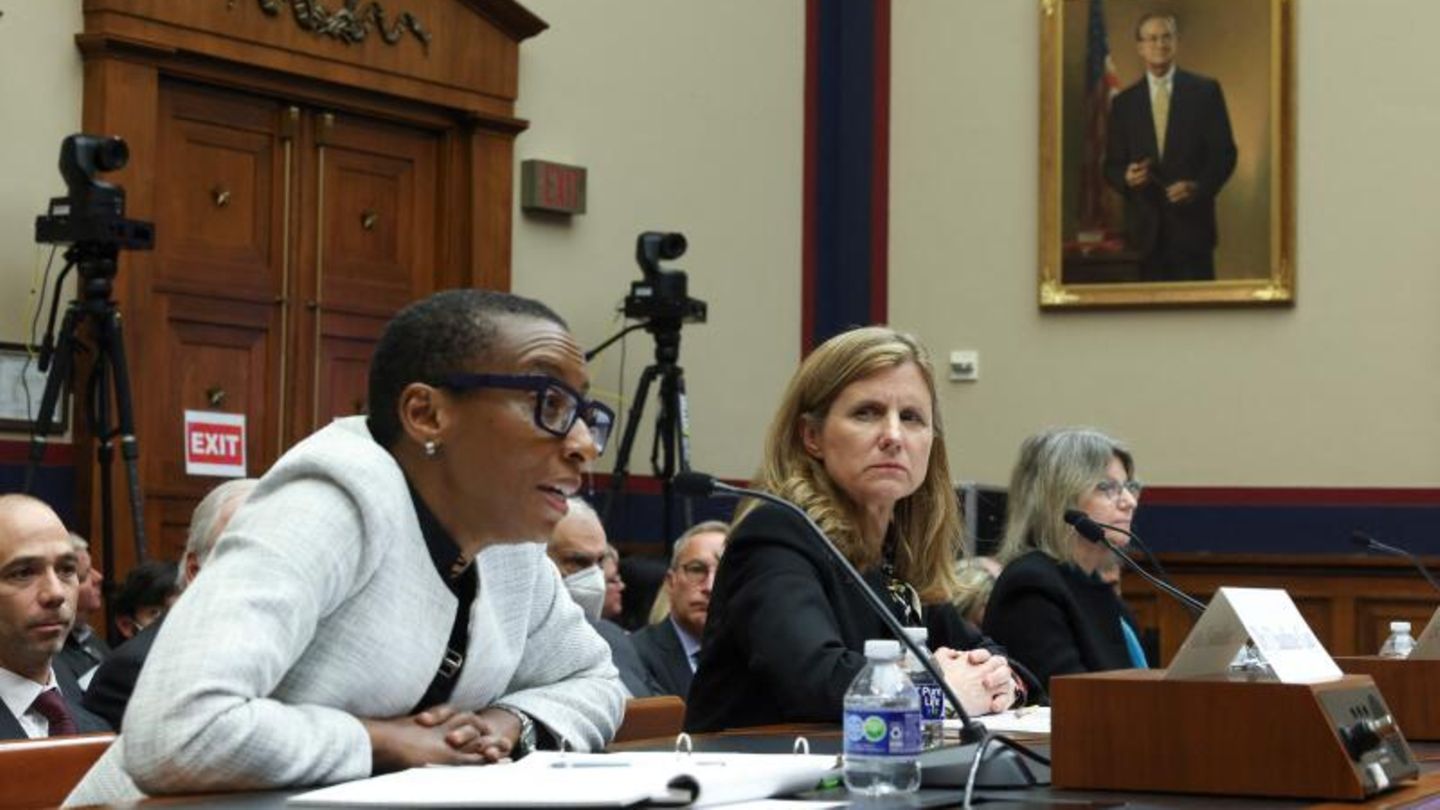 Die Hochschulpräsidentinnen Claudine Gay (Harvard University), Liz Magill (University of Pennsylvania) und Sally Kornbluth (Massachusetts Institute of Technology) sagten Anfang Dezember in einer Anhörung vor dem US-Repräsentantenhaus aus. Magill erklärte kurz danach ihren Rücktritt