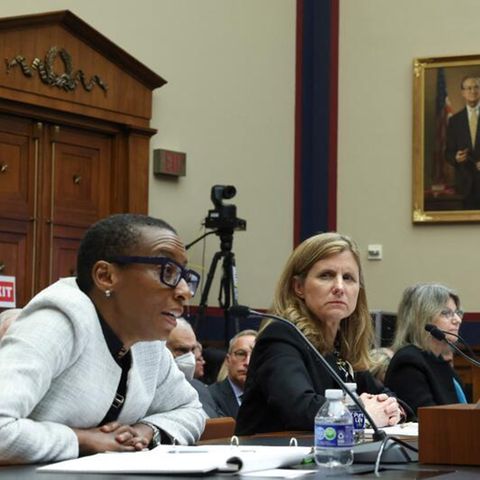 Die Hochschulpräsidentinnen Claudine Gay (Harvard University), Liz Magill (University of Pennsylvania) und Sally Kornbluth (Massachusetts Institute of Technology) sagten Anfang Dezember in einer Anhörung vor dem US-Repräsentantenhaus aus. Magill erklärte kurz danach ihren Rücktritt