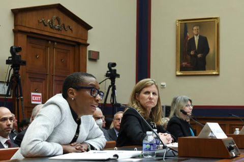 Die Hochschulpräsidentinnen Claudine Gay (Harvard University), Liz Magill (University of Pennsylvania) und Sally Kornbluth (Massachusetts Institute of Technology) sagten Anfang Dezember in einer Anhörung vor dem US-Repräsentantenhaus aus. Magill erklärte kurz danach ihren Rücktritt