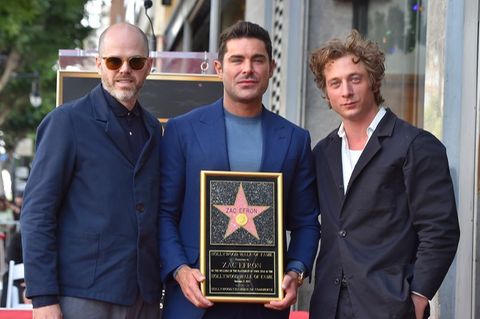 Filmregisseur Sean Durkin (l-r), Zac Efron und Schauspieler Jeremy Allen White mit dem Hollywood-Stern