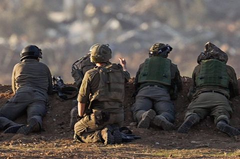 Soldaten der israelischen Armee begeben sich in Stellung (Symboldbild)