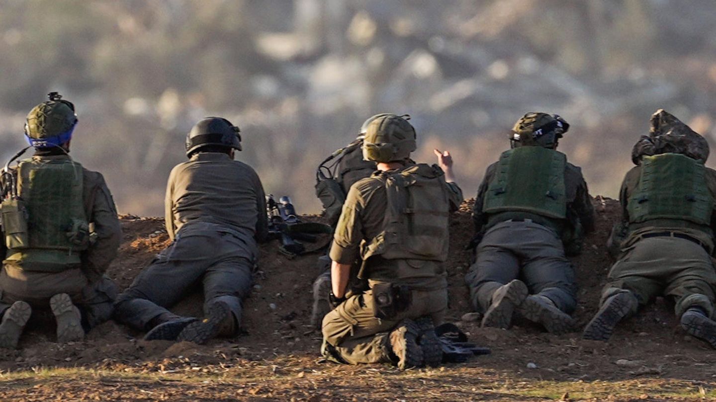 Soldaten der israelischen Armee begeben sich in Stellung (Symboldbild)