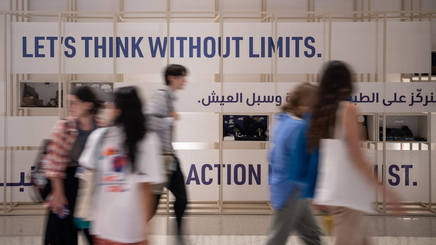 "Lasst uns denken ohne Limit" stehta uf einem Banner auf dem Gelände des UN-Klimagipfels in Dubai