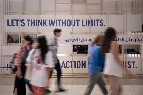 "Lasst uns denken ohne Limit" stehta uf einem Banner auf dem Gelände des UN-Klimagipfels in Dubai