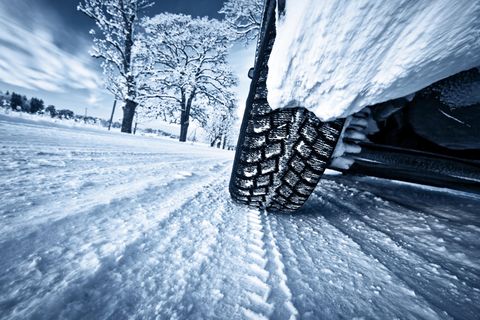 Höchste Zeit für Reifenwechsel? Hier ist der Reifen eines Autos im Schnee zu sehen