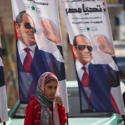 Ägypten: Eine Frau geht an Plakaten des Präsidenten und Präsidentschaftskandidaten Al-Sisi vorbei