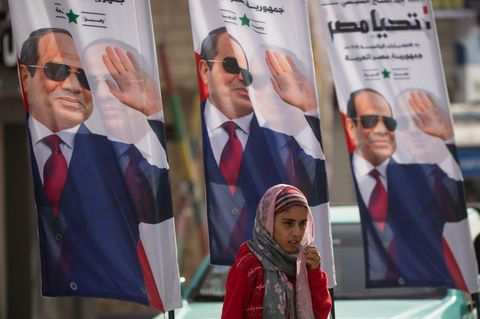 Ägypten: Eine Frau geht an Plakaten des Präsidenten und Präsidentschaftskandidaten Al-Sisi vorbei