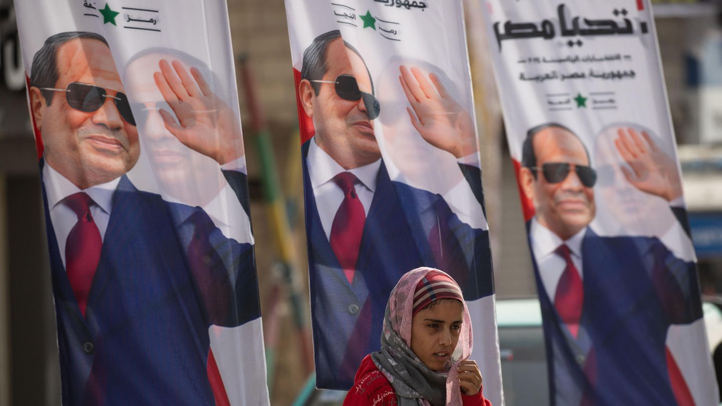 Ägypten: Eine Frau geht an Plakaten des Präsidenten und Präsidentschaftskandidaten Al-Sisi vorbei