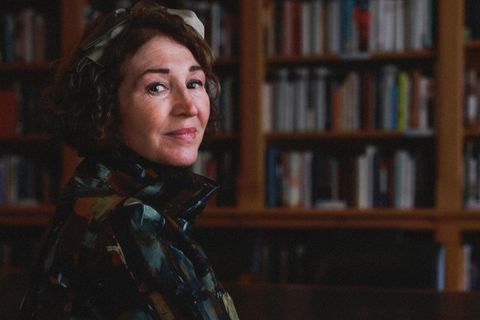Anne-Marie Slaughter vor einer Wand voller Bücherregale