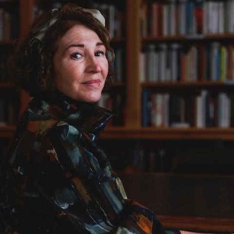 Anne-Marie Slaughter vor einer Wand voller Bücherregale