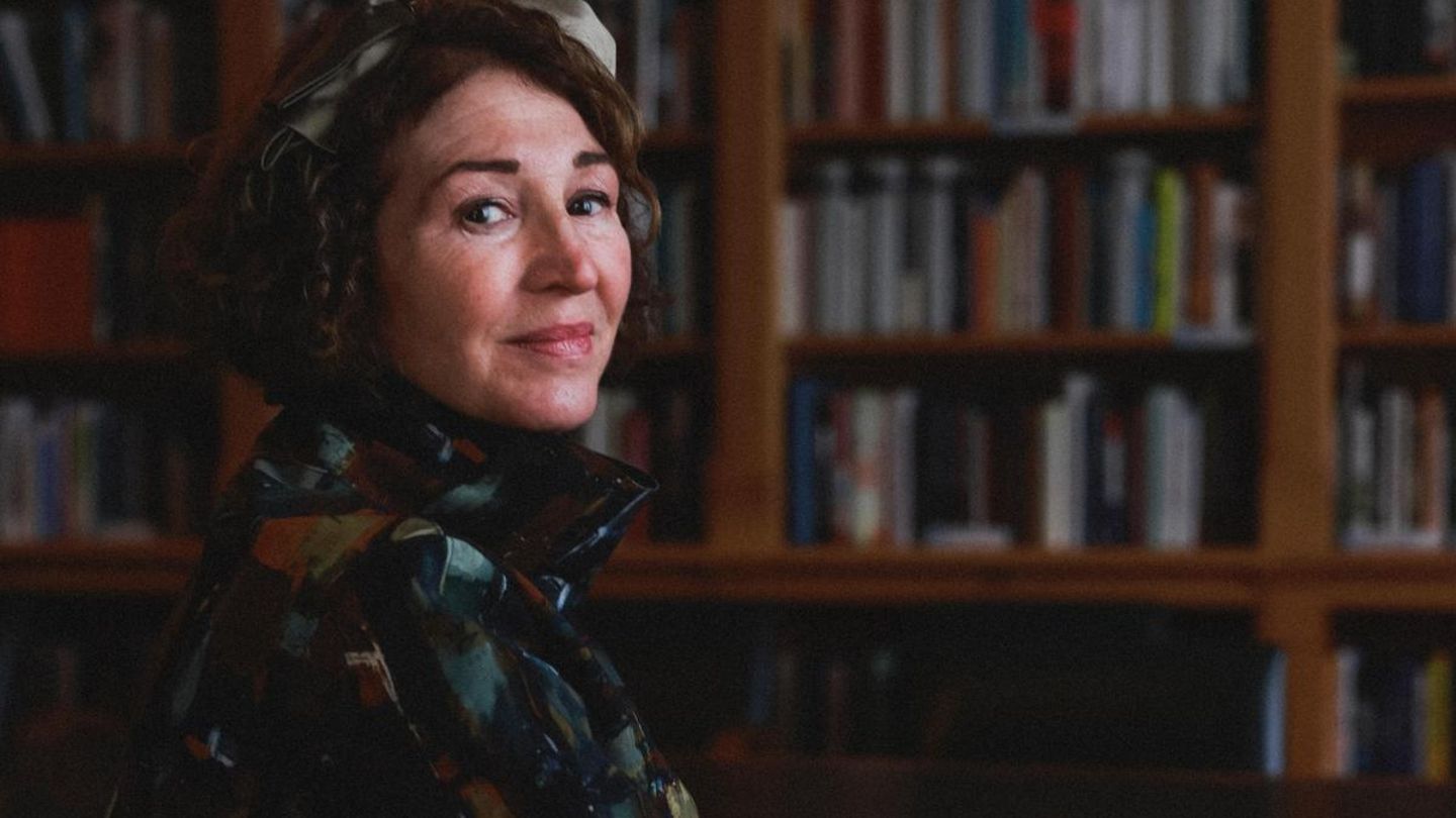 Anne-Marie Slaughter vor einer Wand voller Bücherregale