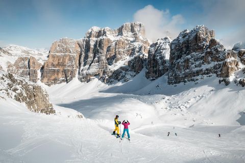 Skipiste mit Blick auf die Felsspitzen