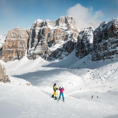 Skipiste mit Blick auf die Felsspitzen