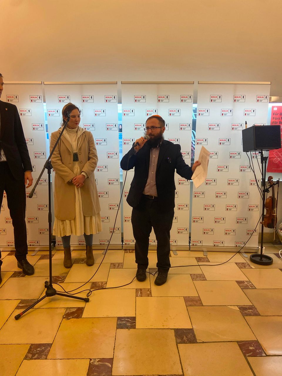 Jeremy Brorovitz Rabbi Jeremy Brorovitz hält eine Rede im Rathaus Berlin Neukölln