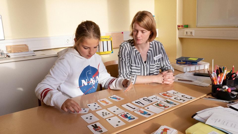 Eine Schülerin bekommt Unterstützung beim Lernen Eine Schülerin bekommt Unterstützung beim Lernen