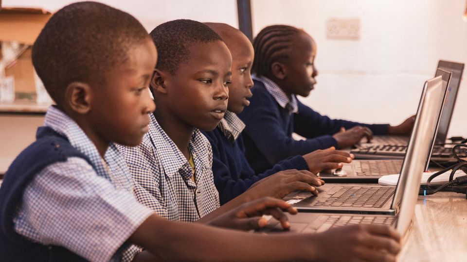 Kinakoni 2023 - Kinder vor Computern Kinder sitzen vor Laptops