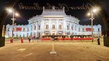 Das Burgtheater bei Nacht von außen