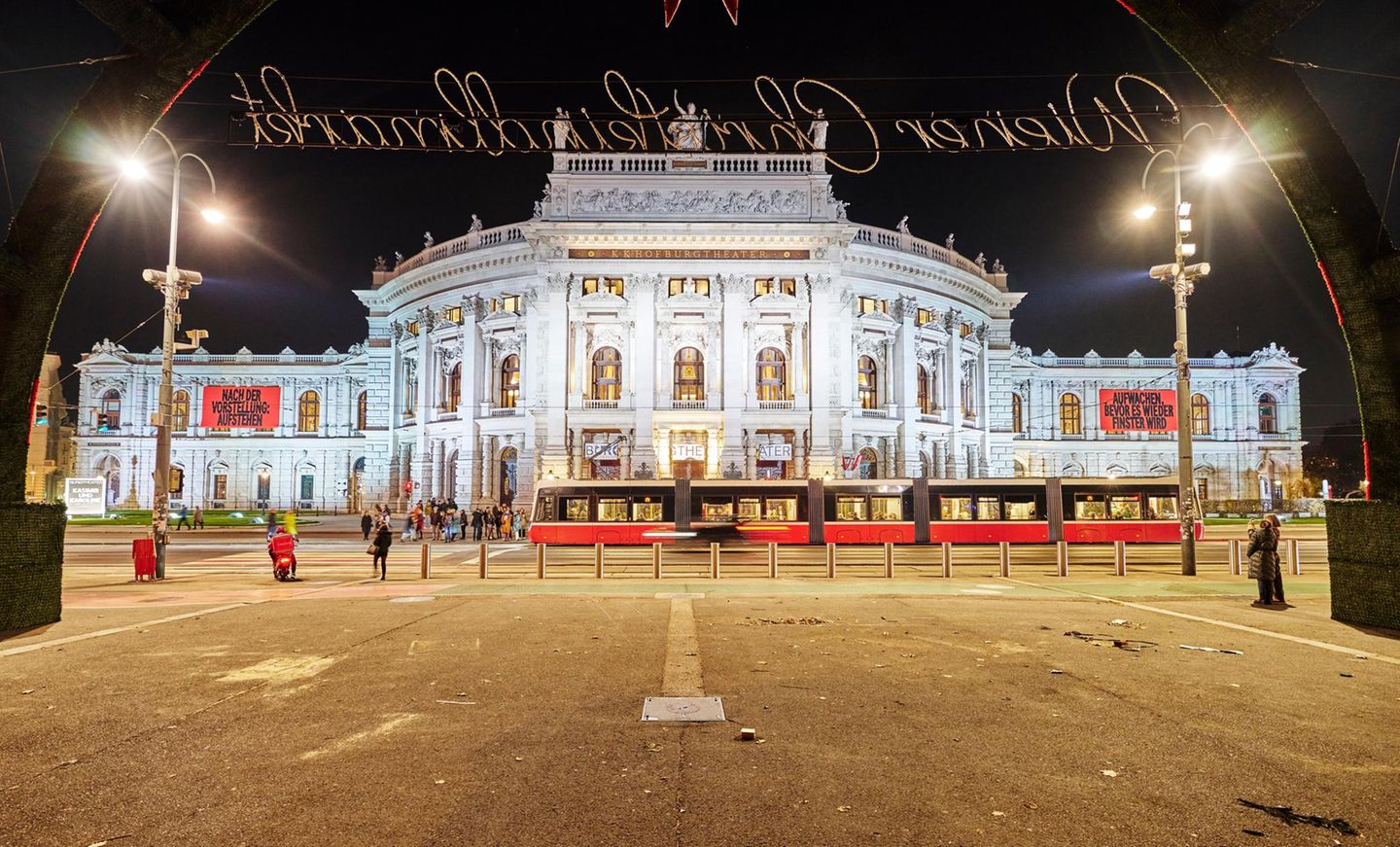 Das Burgtheater bei Nacht von außen