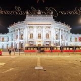 Das Burgtheater bei Nacht von außen
