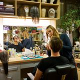 Ein Schauspieler wird geschminkt