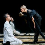 Zwei Schauspieler proben auf der Bühne