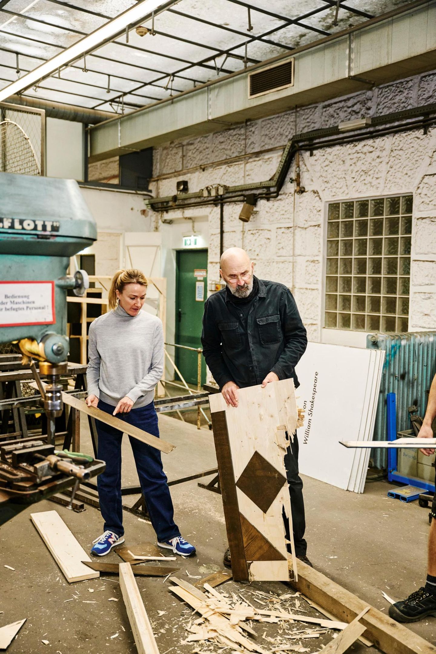 Zwei Personen bauen mit Holz etwas für das Bühnenbild