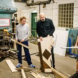 Zwei Personen bauen mit Holz etwas für das Bühnenbild