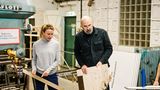 Zwei Personen bauen mit Holz etwas für das Bühnenbild