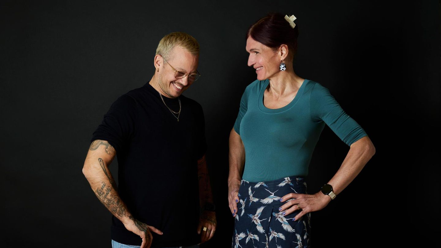 Transition: Amana Reiter und Henri Jakobs lächeln einander an