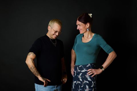 Transition: Amana Reiter und Henri Jakobs lächeln einander an