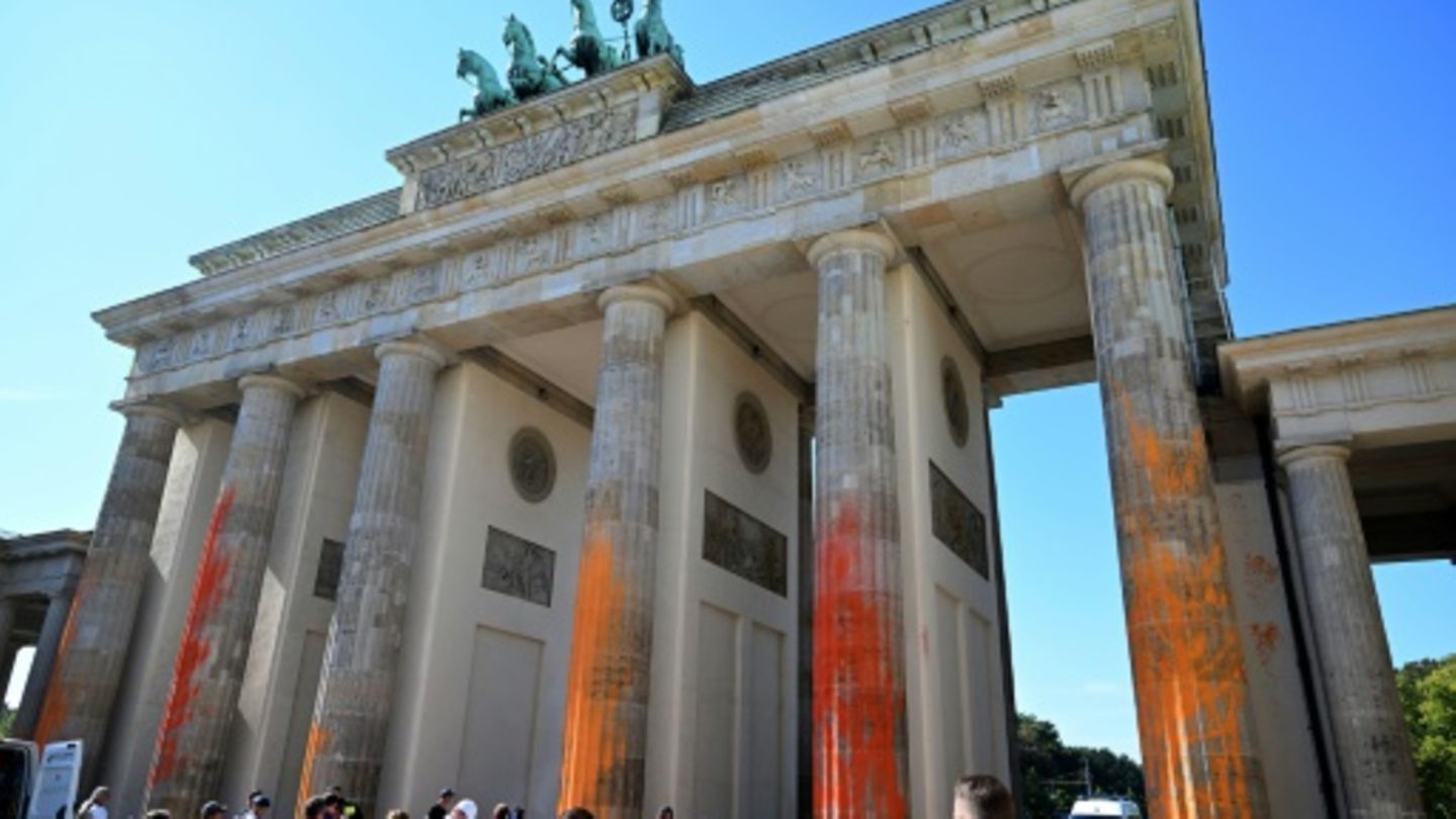 Aktivisten Von Letzter Generation Wegen Farbattacke Auf Brandenburger ...