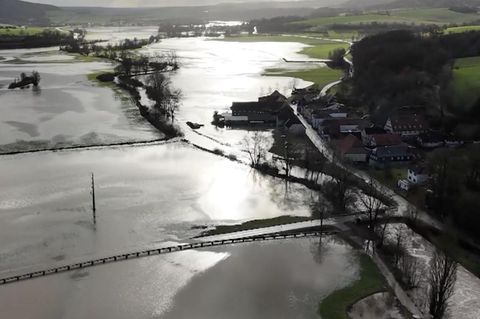 Hochwasser : Höchste Warnstufe: Wassermassen überfluten Bayerns Straßen