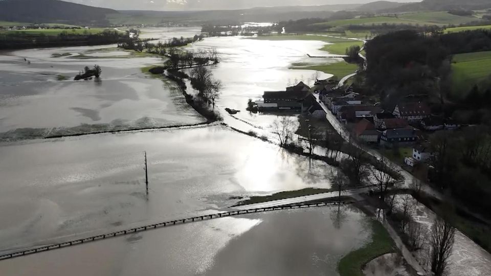 Hochwasser : Höchste Warnstufe: Wassermassen überfluten Bayerns Straßen