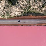 Der Coral Coast Highway gehört zu den wohl bekanntesten Strecken für einen Roadtrip in Western Australia. Die Route führt Reisende von Perth bis nach Exmouth zum größten Saumriff der Welt, vorbei an einsamen Stränden und beeindruckenden Schluchten. Ein absolutes Highlight des Roadtrips ist der weltberühmte pinke See Hutt Lagoon in der Nähe der Hafenstadt Geraldton. Weitere Stopps bieten sich etwa im Kalbarri Nationalpark oder an der Shark Bay an. 
